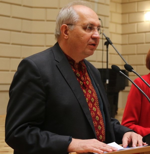 Заступник міністра освіти і науки України Павло Хобзей вітає українських та зарубіжних германістів